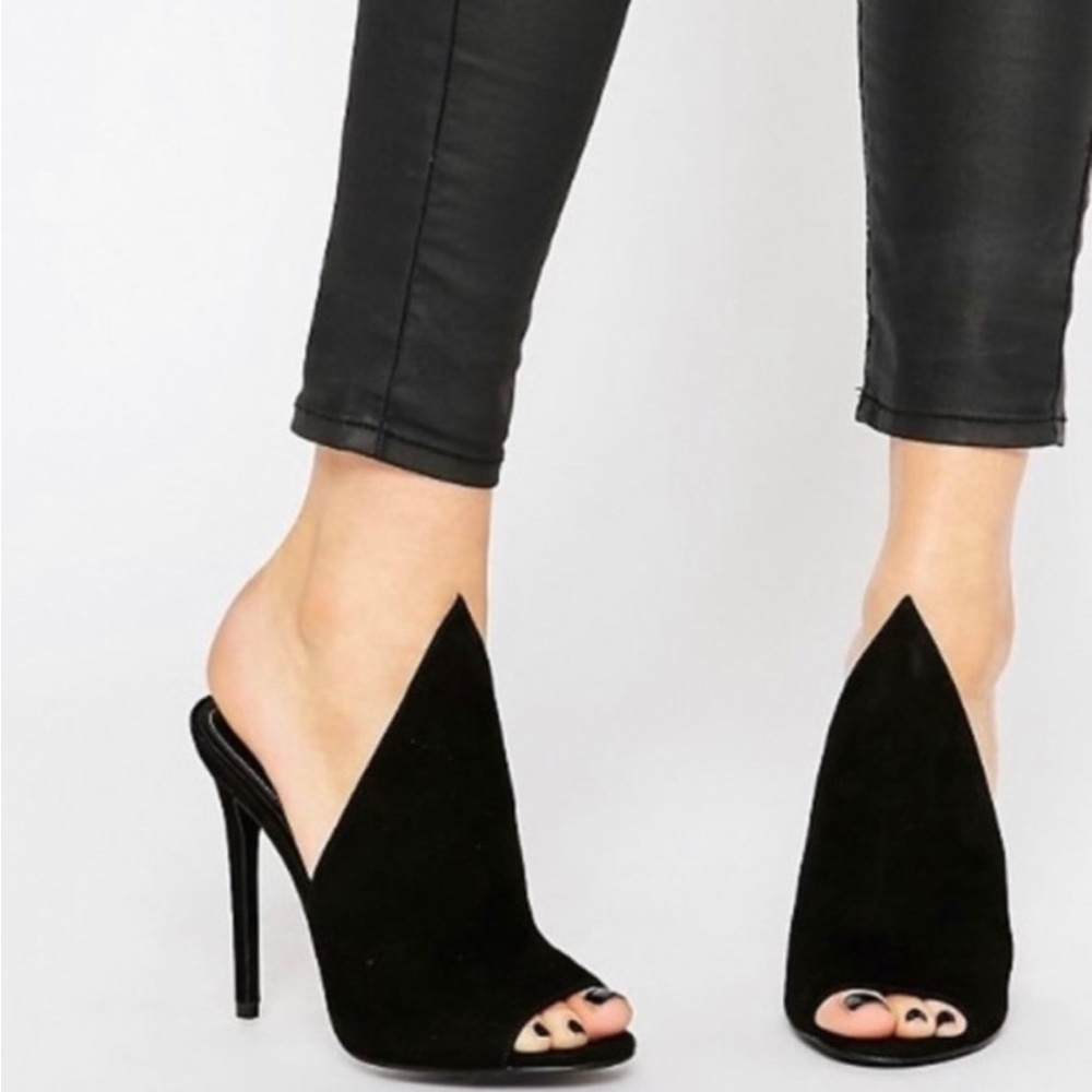 Kendall & Kylie Essie Black Suede Mule Pumps.
Sz 9 1/2 NWOT